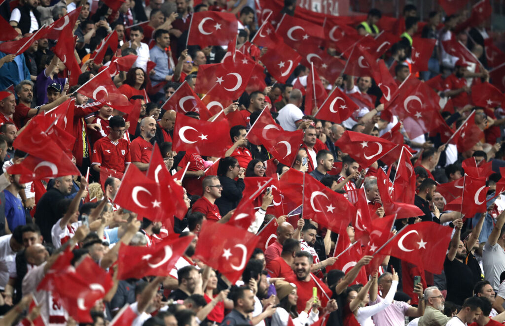 Tyrkiske fans med flag