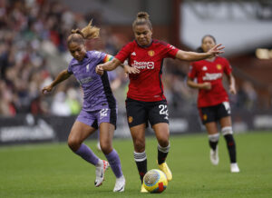 Manchester United spiller og Liverpool spiller i infight om bolden