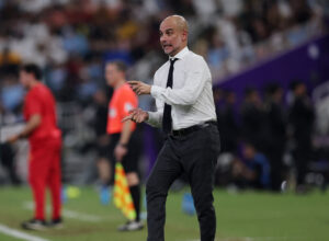 Guardiola i hvid skjorte sparker til en imaginær bold