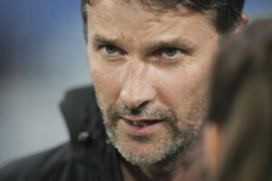 Søren Krogh kigger ind i kameraet i ført sort jakke