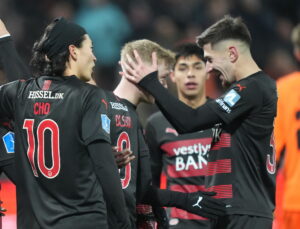 FC Midtjyllands spillere jubler i en klynge