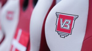 Vejle Boldklubs logo på en stofsæde på Vejle Stadion