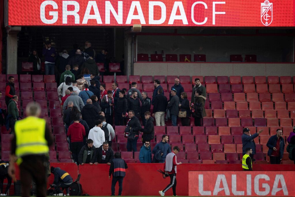 Et dødsfald har afblæst LaLiga-kampen mellem Granada og Athletic Club.