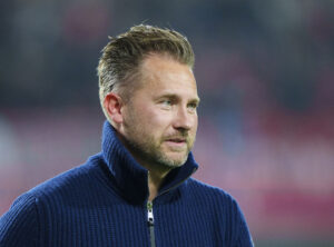 Jesper Fredberg iført en blå trøje og med mørkt hår