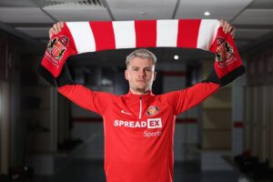 Sunderland henter Leo Hjelde i Leeds.