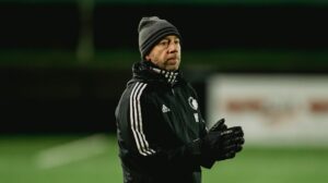 Morten Bertelsen står iført hue og FCK-jakke