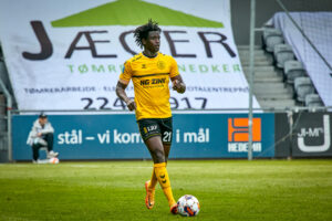 James Gomez sparker til en bold for AC Horsens