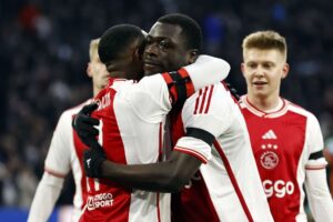 Bryan Brobbey scorer to og sikrer Ajax tre point.