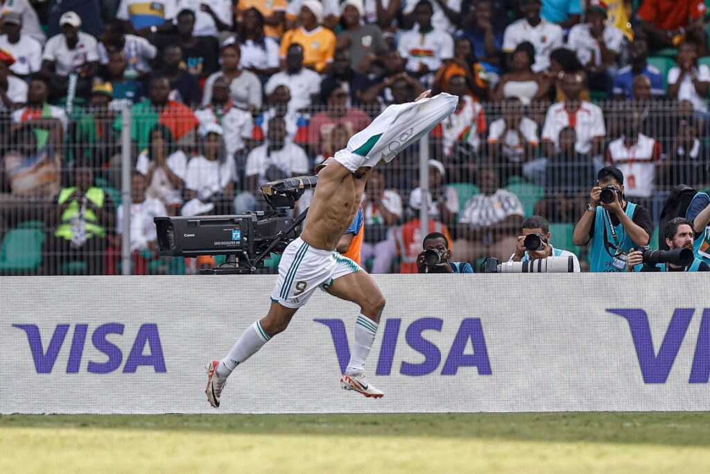 Sen scoring fejres i stor stil, da Algeriet kom tilbage mod Burkina Faso
