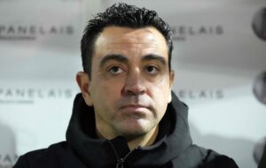 Xavi kigger ud fra Barcelonas trænerbænk