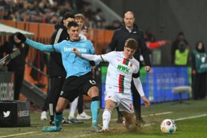 Leverkusen og Xabi Alonso tager sejren lige for næsen af Jess Thorup og Augsburg.