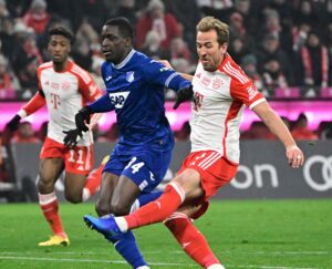 Harry Kane sparker bolden ind for Bayern München mod Hoffenheim