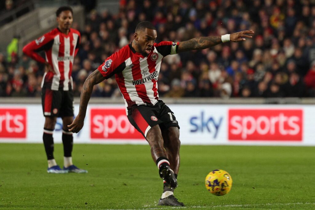 Ivan Toney scorer i sin comeback-kamp for Brentford.