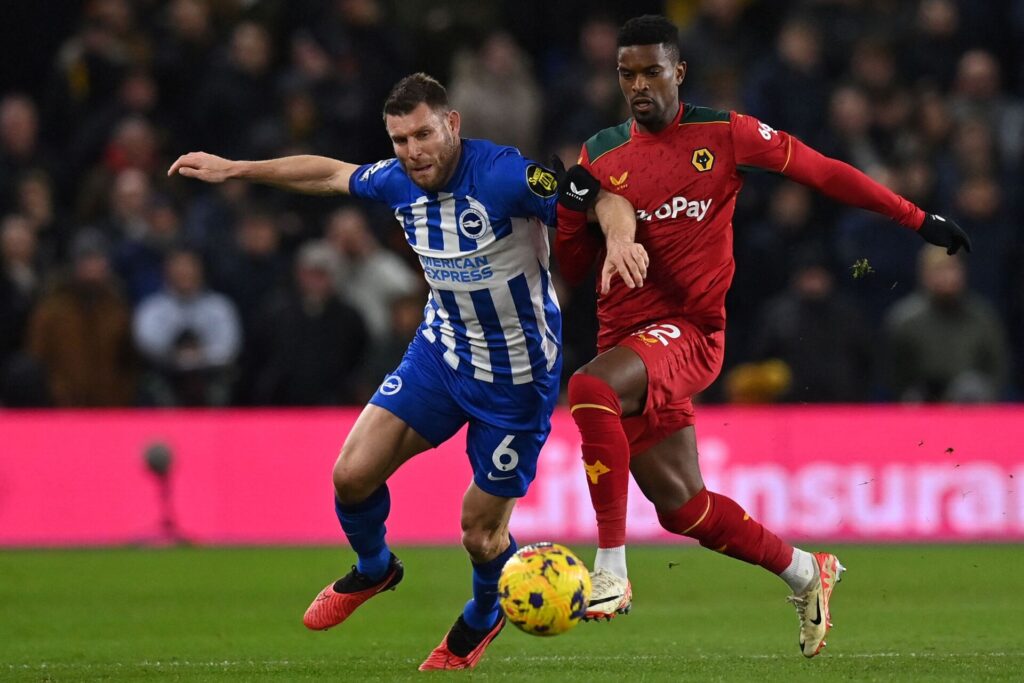 James Milner i duel om bolden for Brighton mod Wolves