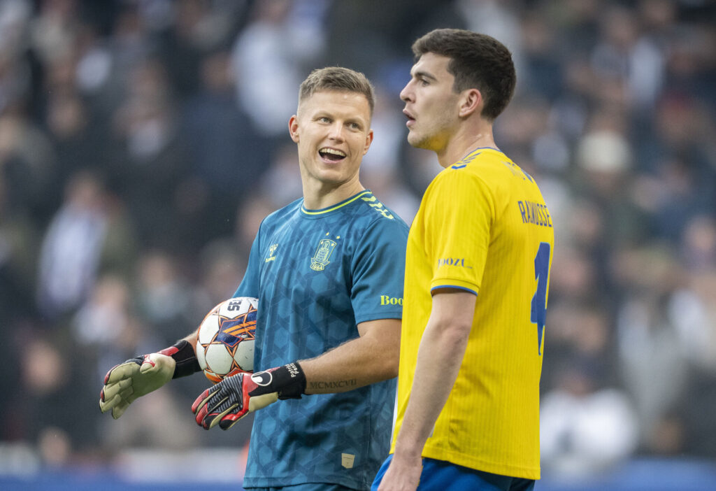 Brøndby IFs Patrick Pentz og Brøndby IFs Jacob Rasmussen under 3F Superliga-kampen mellem FC København og Brøndby IF i Parken i København.