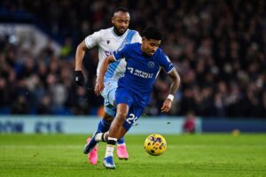 Ian Maatsen i aktion for Chelsea i kampen mod Crystal Palace.