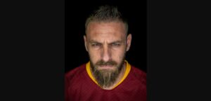 AS Roma har officielt præsenteret Daniele De Rossi som ny cheftræner.