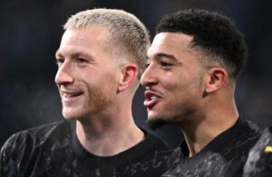 Dortmunds Marco Reus og Jadon Sancho står og kigger
