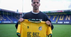 Justin Lonwijk med sin nye trøje for Fortuna Sittard