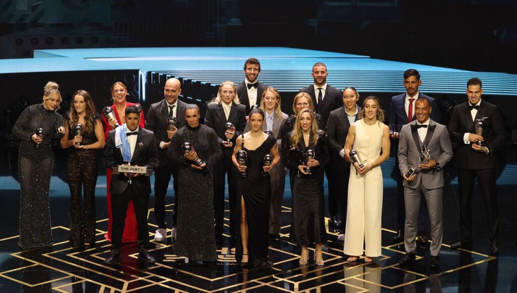 Vinderne af prisen FIFA THE BEST poserer på scenen med deres statuetter