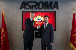 Huijsen giver hånd til sportsdirektøren i AS Roma, Pinto.