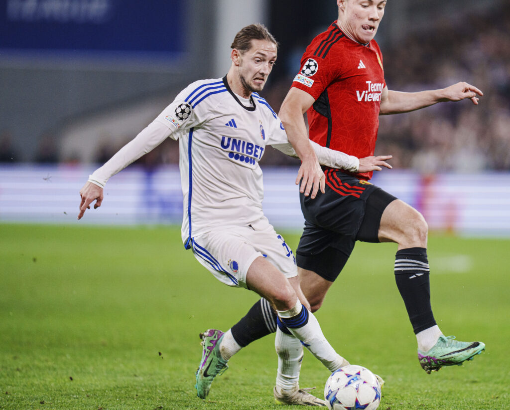 Rasmus Falk i duel med Rasmus Højlund i opgøret mellem F.C. København og Manchester United i Champions League.