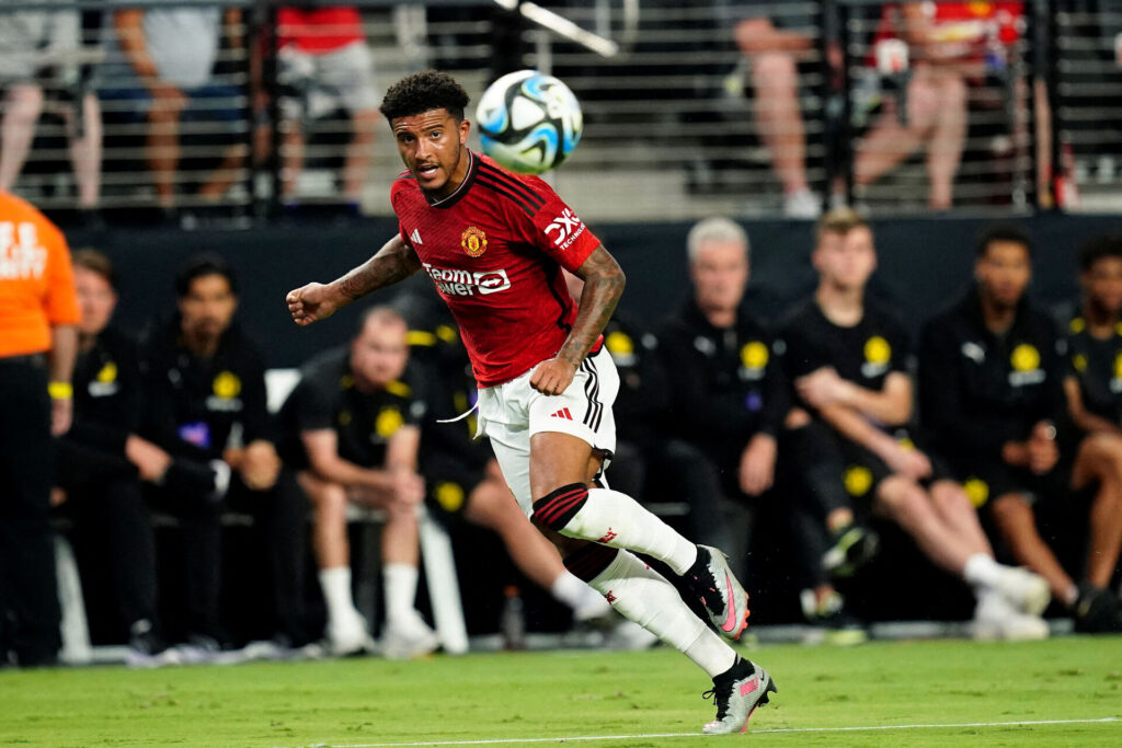 Jadon Sancho sparker til en bold for Manchester United