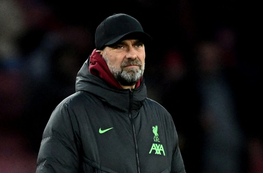 Klopp iført Liverpools jakke