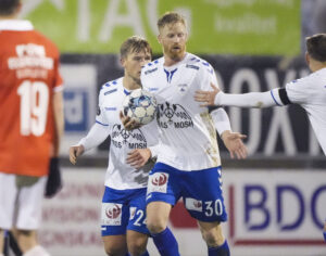 Thomas Mikkelsen med bolden efter en scoring for Kolding IF