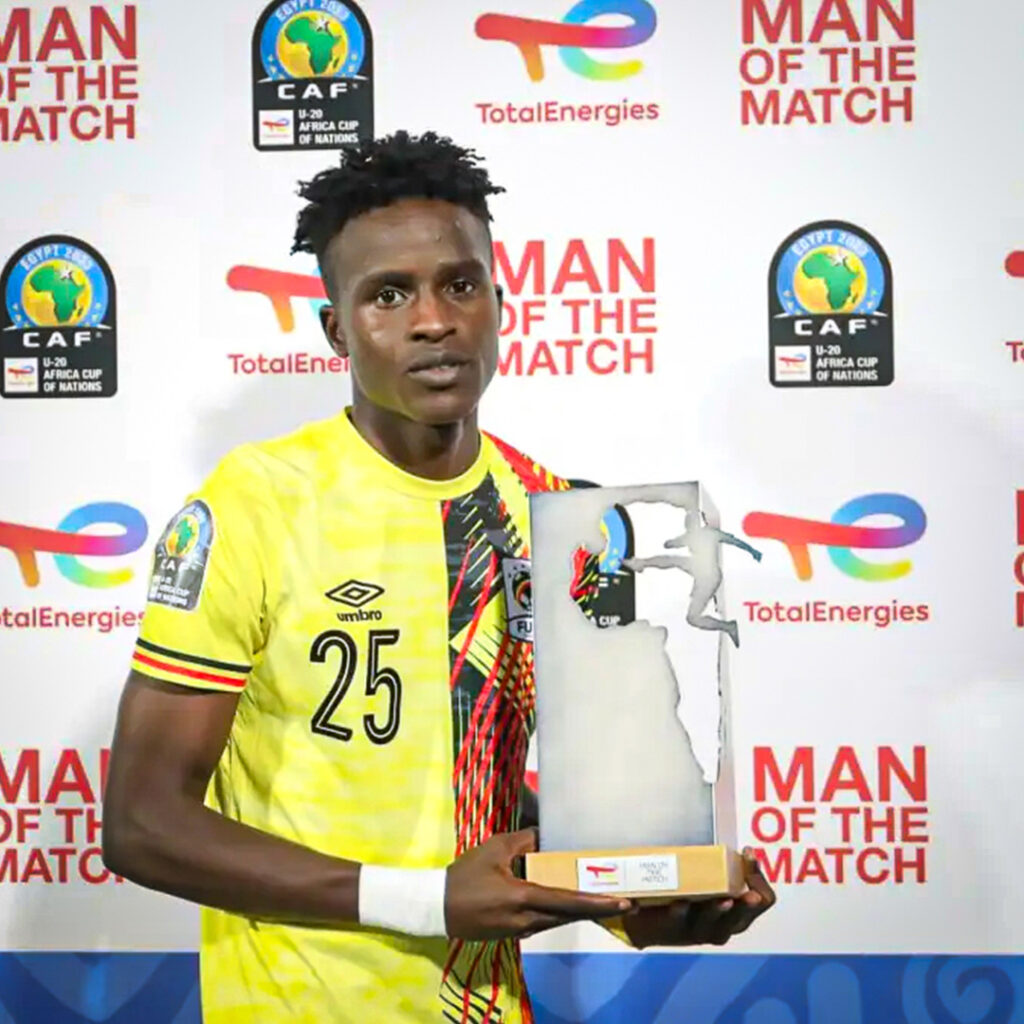 Rogers Mugisha med trofæet efter AFCON U20