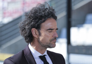 Vejle Boldklubs direktør Henrik Tønder med lukkede øjne