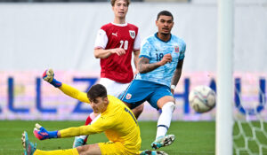 Rosenborgs Noah Holm skal under kniven for et brud i foden.