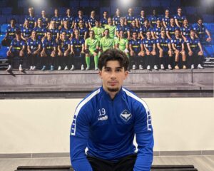 Erkan Semovski sidder foran holdbillede i HB Køge