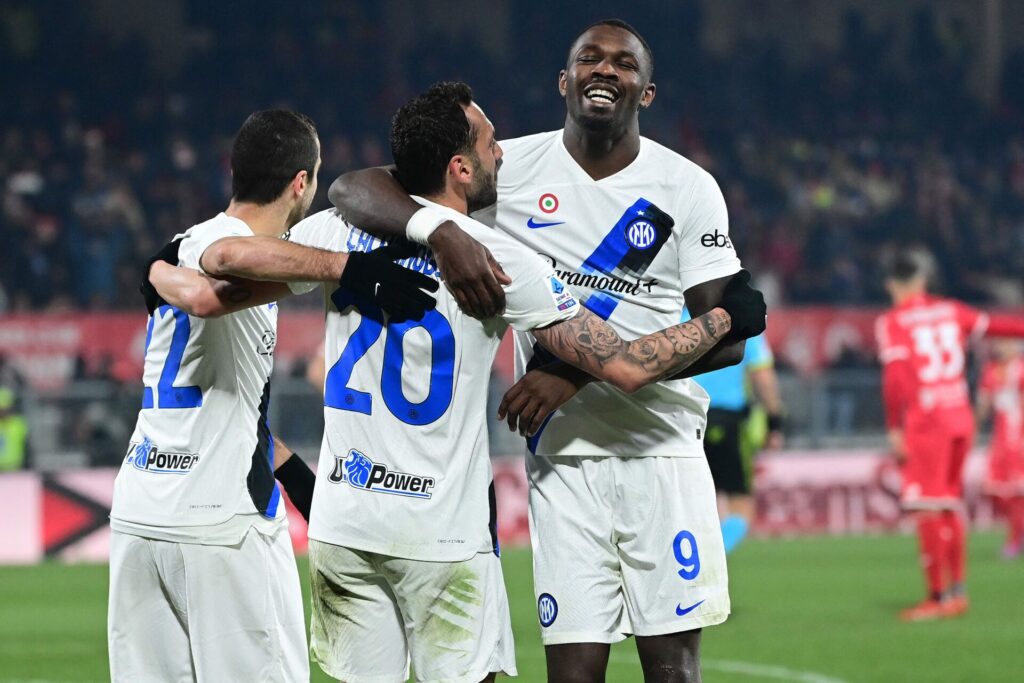 Inter spillede sig sikkert tilbage på toppen af Serie A med sejr over Monza.