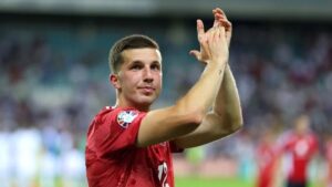 Jayce Olivero klapper ud til publikum