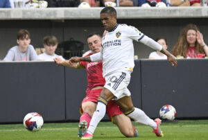 Douglas Costa dribler med bolden for LA Galaxy