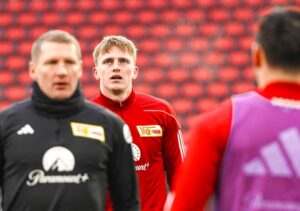 Mikkel Kaufmann får sin første start i Bundesligaen.
