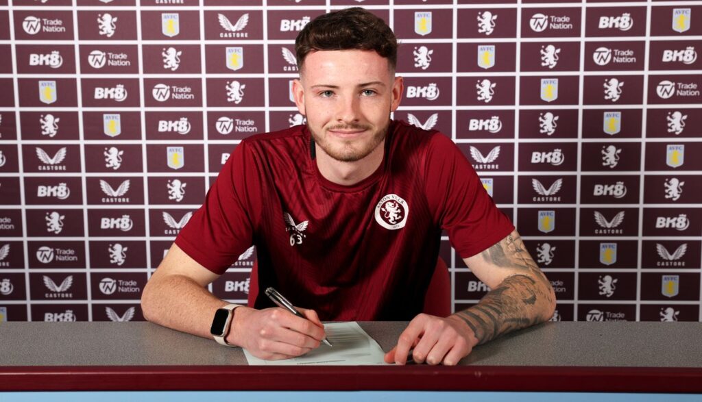 Kerr Smith har fået en professionel kontrakt i Aston Villa.