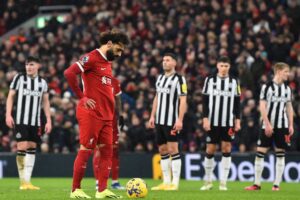 Mohamed Salah skiftede støvler i pausen mellem Liverpool og Newcastle i Premier League.