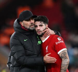 Jürgen Klopp omfavner Dominik Szoboszlai efter Liverpools kamp mod Arsenal.