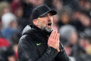 Jürgen Klopp folder hænderne sammen og råber for Liverpool