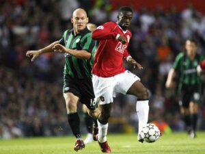 Louis Saha mener, at Liverpool har, hvad der skal til for at vinde fire ud af fire mulige trofæer.