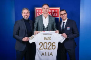 Nemanja Matic er skiftet til franske Olympique Lyon fra Ligue 1-konkurrenten Stade Rennais.