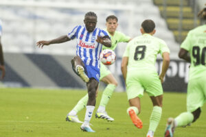 OB's Buya Turay besøger ny klub forud for mulig transfer.