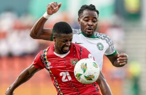 To forsvarsspillere kæmper om bolden