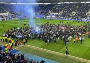 Readings kamp mod Port Vale er blevet aflsyt, efter Reading-fans har invaderet banen for at vise utilfredshed klubbens ejer Dai Yongge.