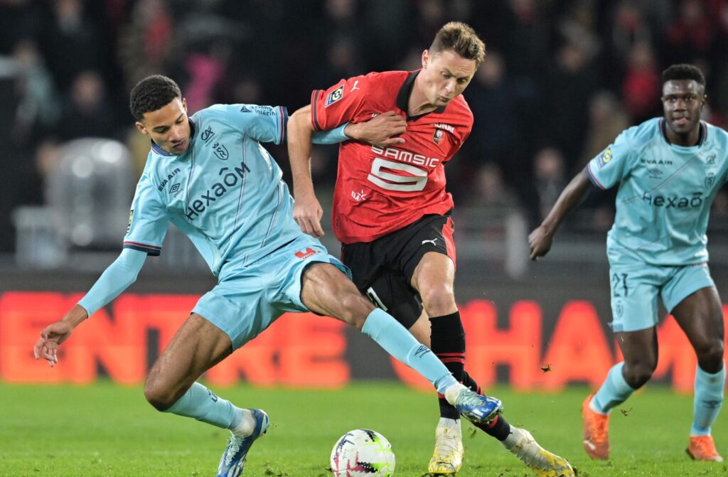 Nemanja Matic for Stade Rennais i en duel om bolden