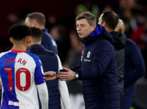 Jon Dahl Tomasson giver dessiner til sit Blackburn-mandskab