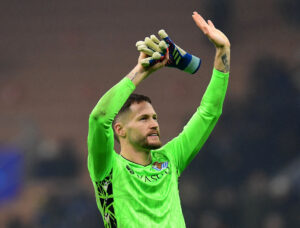 Alex Remiro vinker ud til Real Sociedads tilskuerer