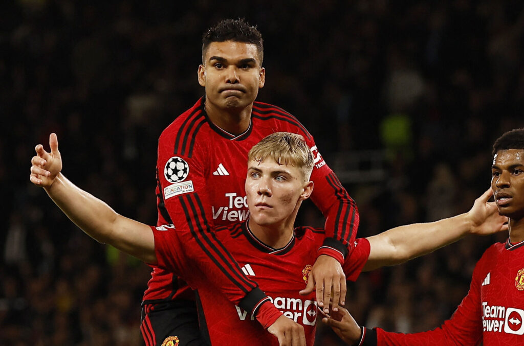 Rasmus Højlund og Casemiro fejrer en scoring for Manchester United